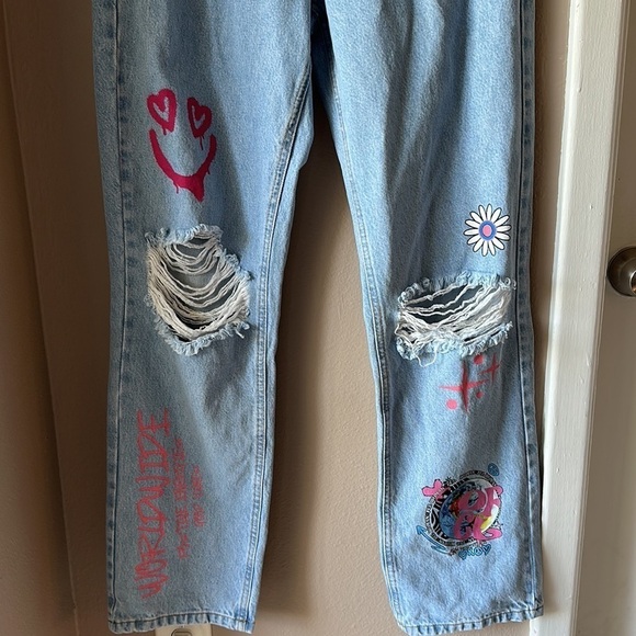 NWT BOOHOO Graffiti Print Ripped Knee Straight Leg Jeans - Picture 6 of 14